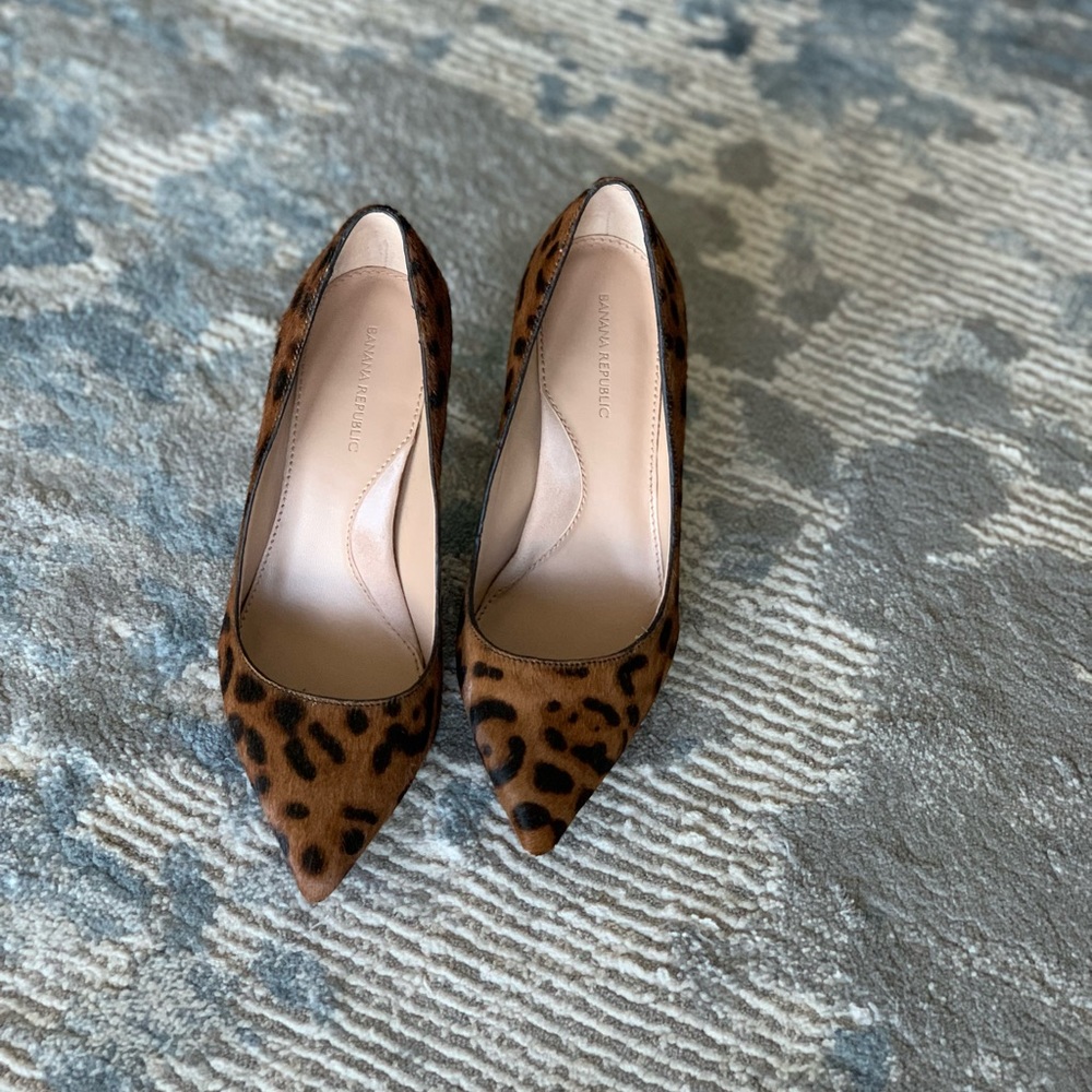 EUC - Banana Republic pumps, size 5, animal print/black brown.